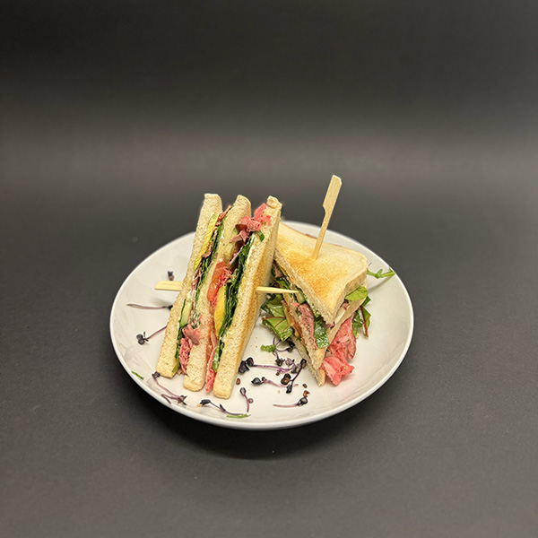 Sandwich-mit-Roast-Beef-und-Avocado